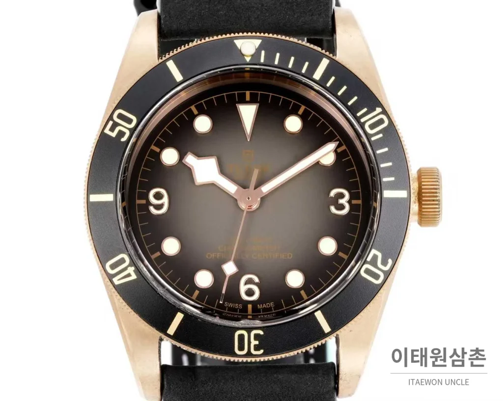 튜더 블랙베이 브론즈 알루미늄브론즈 브라운다이얼 빈티지 다이버 오토매틱 43mm 블랙 가죽 스트랩 블랙 베젤