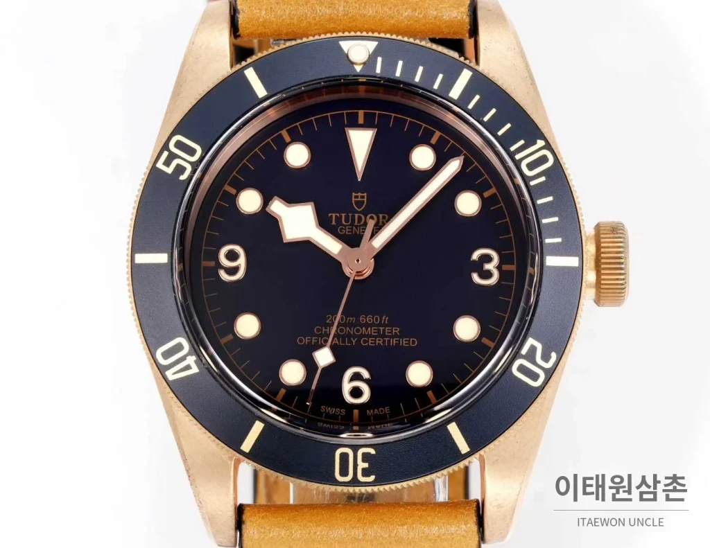 튜더 블랙베이 브론즈 알루미늄브론즈 브라운다이얼 빈티지 다이버 오토매틱 43mm 브라운 가죽 스트랩 블랙 베젤