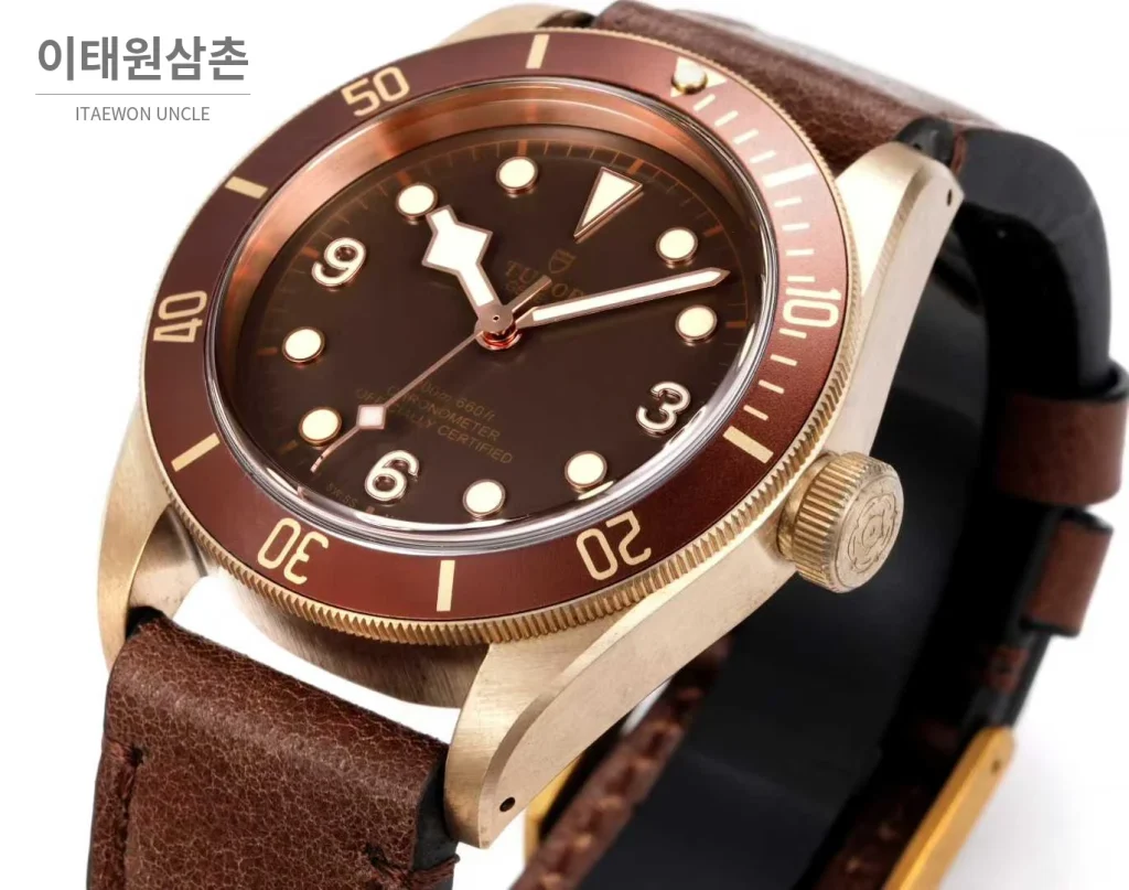 튜더 블랙베이 브론즈 알루미늄브론즈 브라운다이얼 빈티지 다이버 오토매틱 43mm 브라운 가죽 스트랩 브라운 베젤