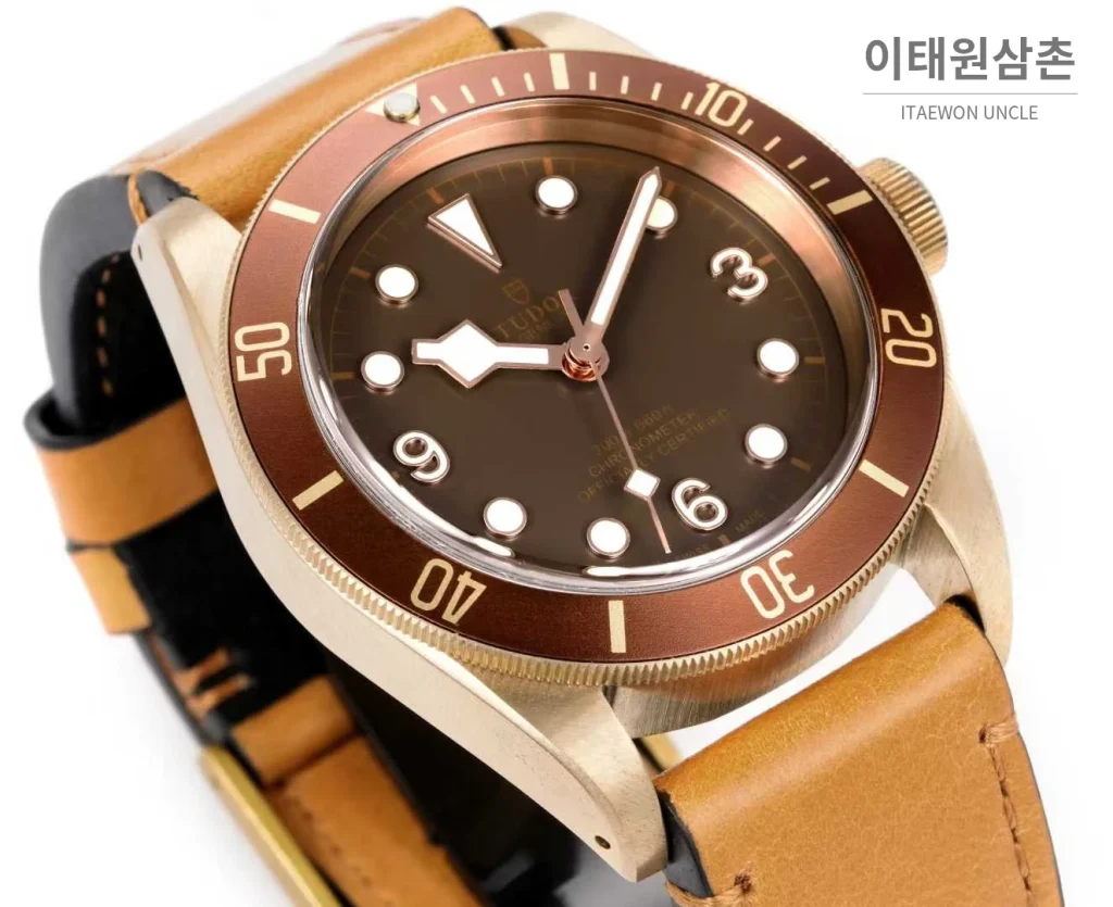 튜더 블랙베이 브론즈 알루미늄브론즈 브라운다이얼 빈티지 다이버 오토매틱 43mm 브라운 가죽 스트랩 브라운 베젤 (2)