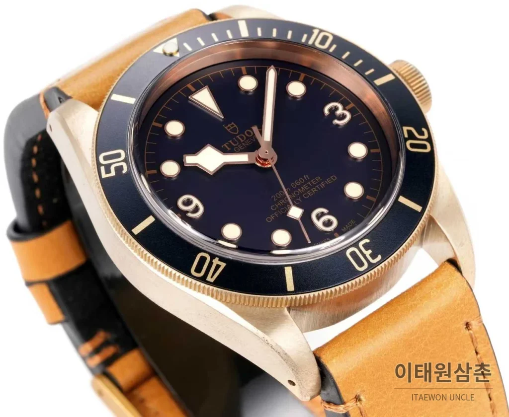 튜더 블랙베이 브론즈 알루미늄브론즈 브라운다이얼 빈티지 다이버 오토매틱 43mm 브라운 가죽 스트랩 블랙 베젤