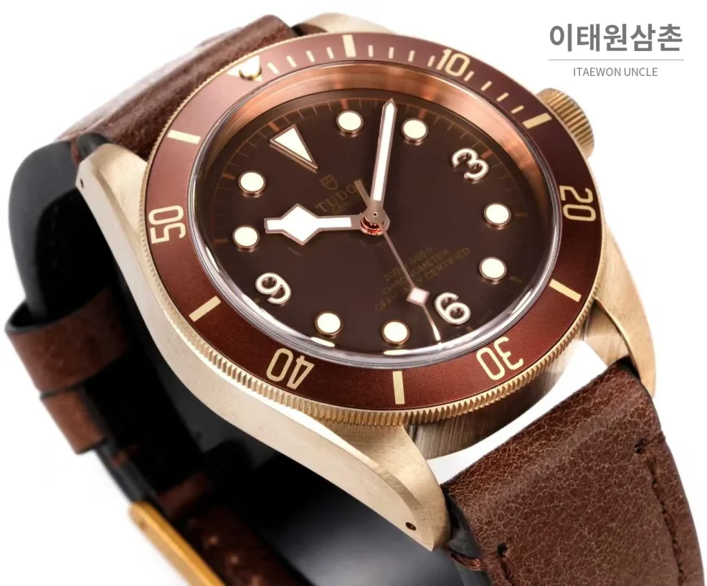 튜더 블랙베이 브론즈 알루미늄브론즈 브라운다이얼 빈티지 다이버 오토매틱 43mm 브라운 가죽 스트랩 브라운 베젤