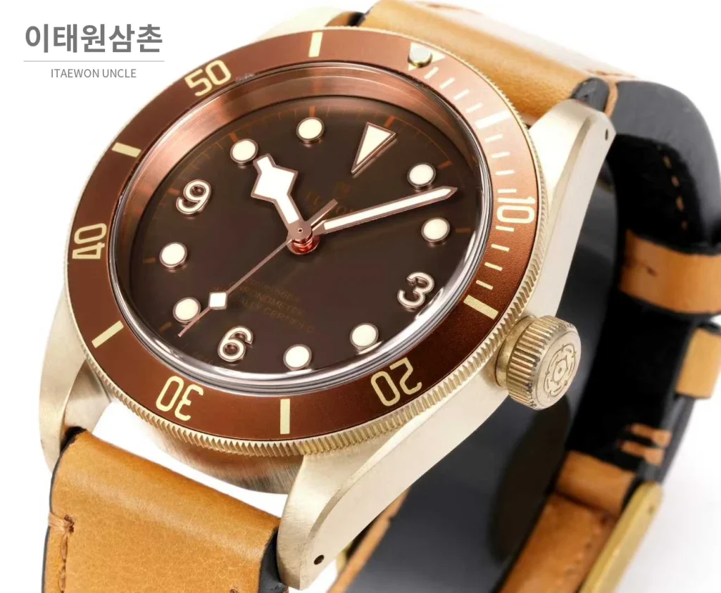 튜더 블랙베이 브론즈 알루미늄브론즈 브라운다이얼 빈티지 다이버 오토매틱 43mm 브라운 가죽 스트랩 브라운 베젤 (2)