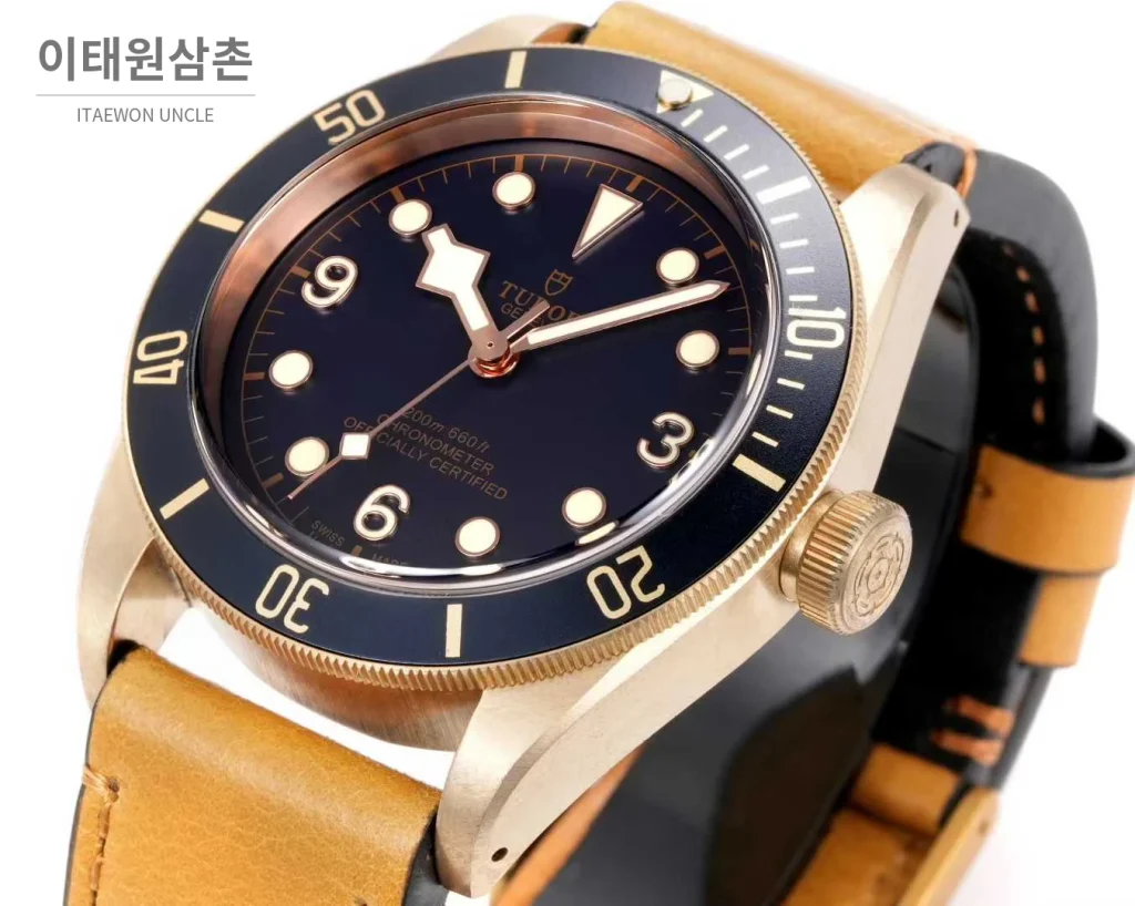 튜더 블랙베이 브론즈 알루미늄브론즈 브라운다이얼 빈티지 다이버 오토매틱 43mm 브라운 가죽 스트랩 블랙 베젤