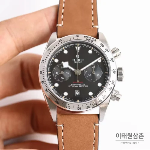 튜더 블랙베이 크로노 스틸 골드 블랙다이얼 크로노그래프 오토매틱 41mm M79363N 브라운 가죽 스트랩 실버 베젤