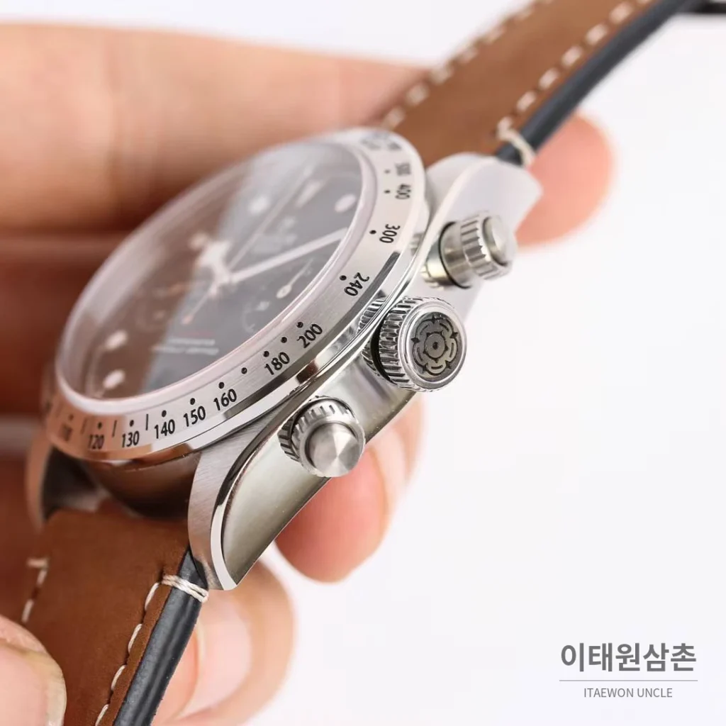 튜더 블랙베이 크로노 스틸 골드 블랙다이얼 크로노그래프 오토매틱 41mm M79363N 브라운 가죽 스트랩 실버 베젤
