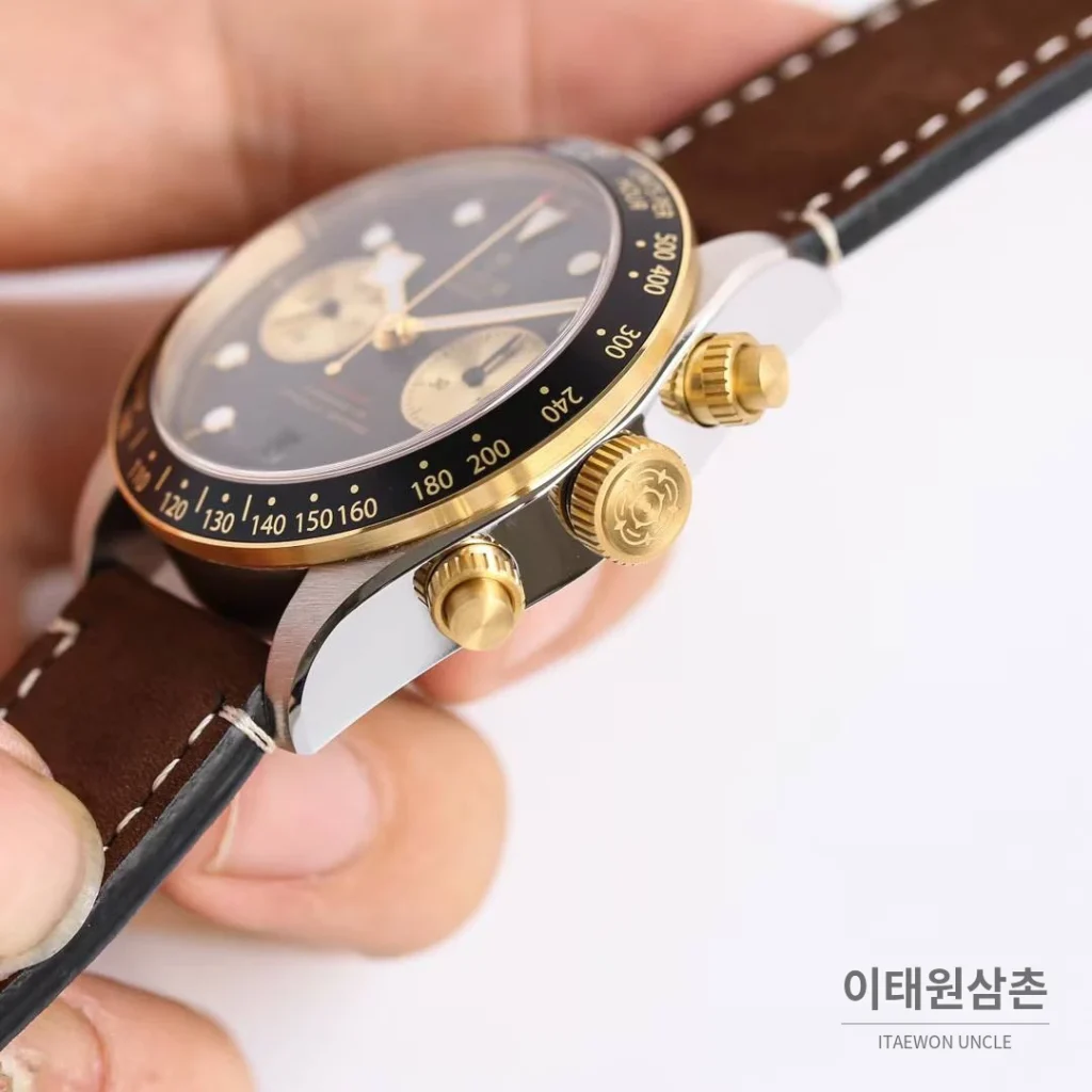튜더 블랙베이 크로노 스틸 골드 블랙다이얼 크로노그래프 오토매틱 41mm M79363N 브라운 가죽 스트랩 골드 베젤