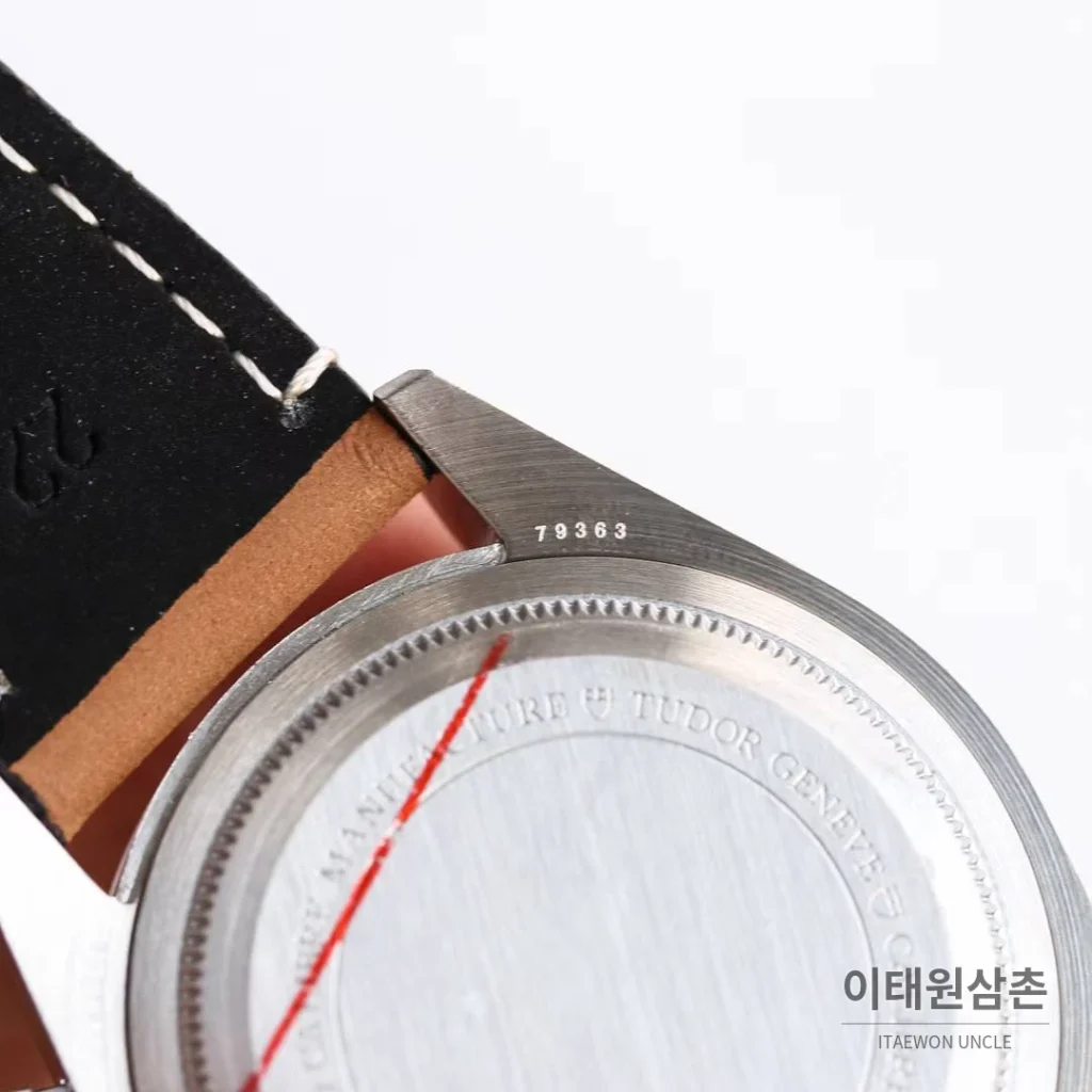 튜더 블랙베이 크로노 스틸 골드 블랙다이얼 크로노그래프 오토매틱 41mm M79363N 브라운 가죽 스트랩 실버 베젤