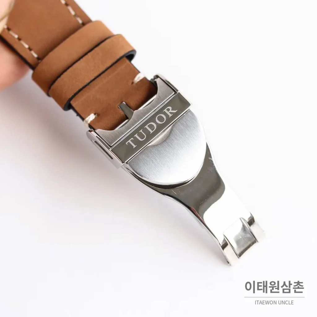 튜더 블랙베이 크로노 스틸 골드 블랙다이얼 크로노그래프 오토매틱 41mm M79363N 브라운 가죽 스트랩 골드 베젤