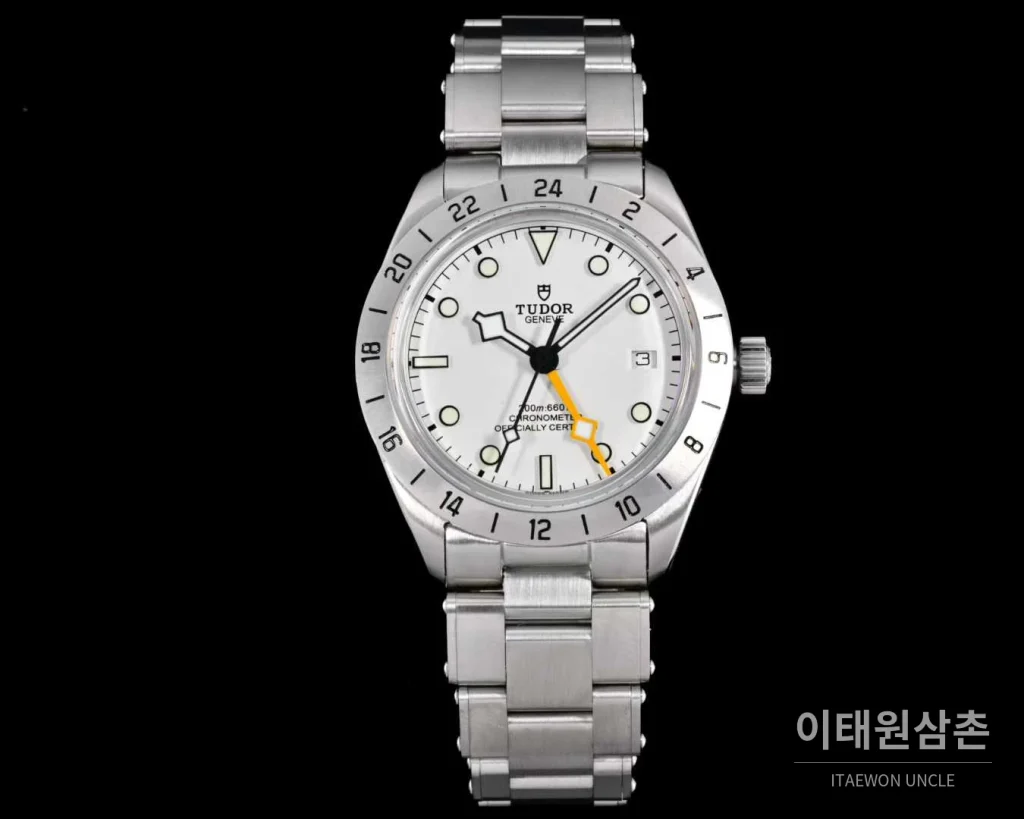튜더 블랙베이 프로 GMT 스틸 아이보리/블랙 다이얼 오토매틱 39mm 아이보리 / 블랙