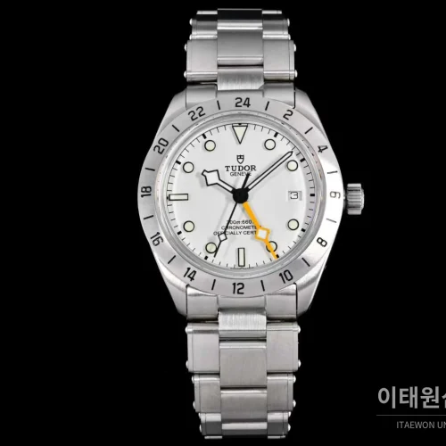 튜더 블랙베이 프로 GMT 스틸 아이보리/블랙 다이얼 오토매틱 39mm 아이보리 / 블랙 튜더 블랙베이 프로 GMT 스틸 아이보리/블랙 다이얼 오토매틱 39mm 아이보리 / 블랙