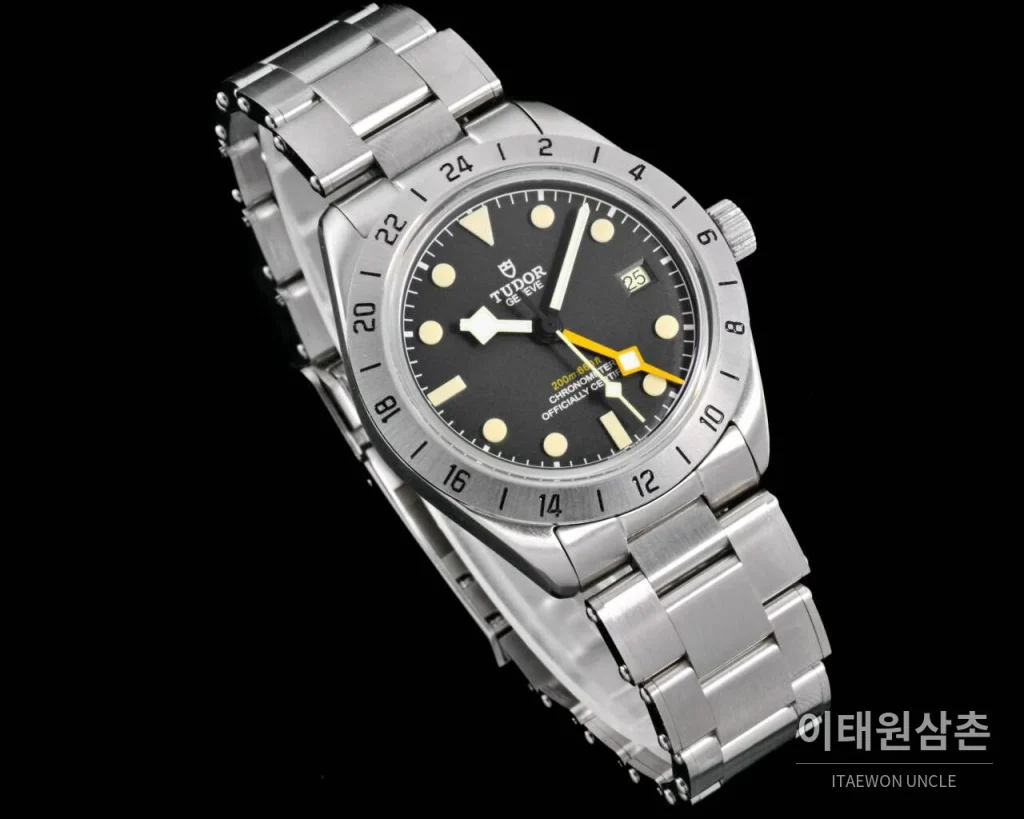 튜더 블랙베이 프로 GMT 스틸 아이보리/블랙 다이얼 오토매틱 39mm 아이보리 / 블랙 (2)