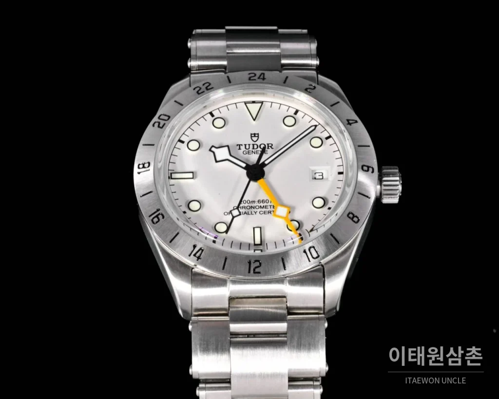 튜더 블랙베이 프로 GMT 스틸 아이보리/블랙 다이얼 오토매틱 39mm 아이보리 / 블랙