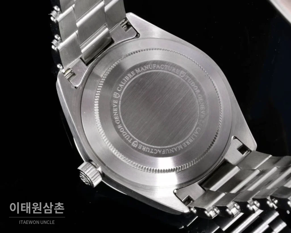 튜더 블랙베이 프로 GMT 스틸 아이보리/블랙 다이얼 오토매틱 39mm 아이보리 / 블랙 (2)