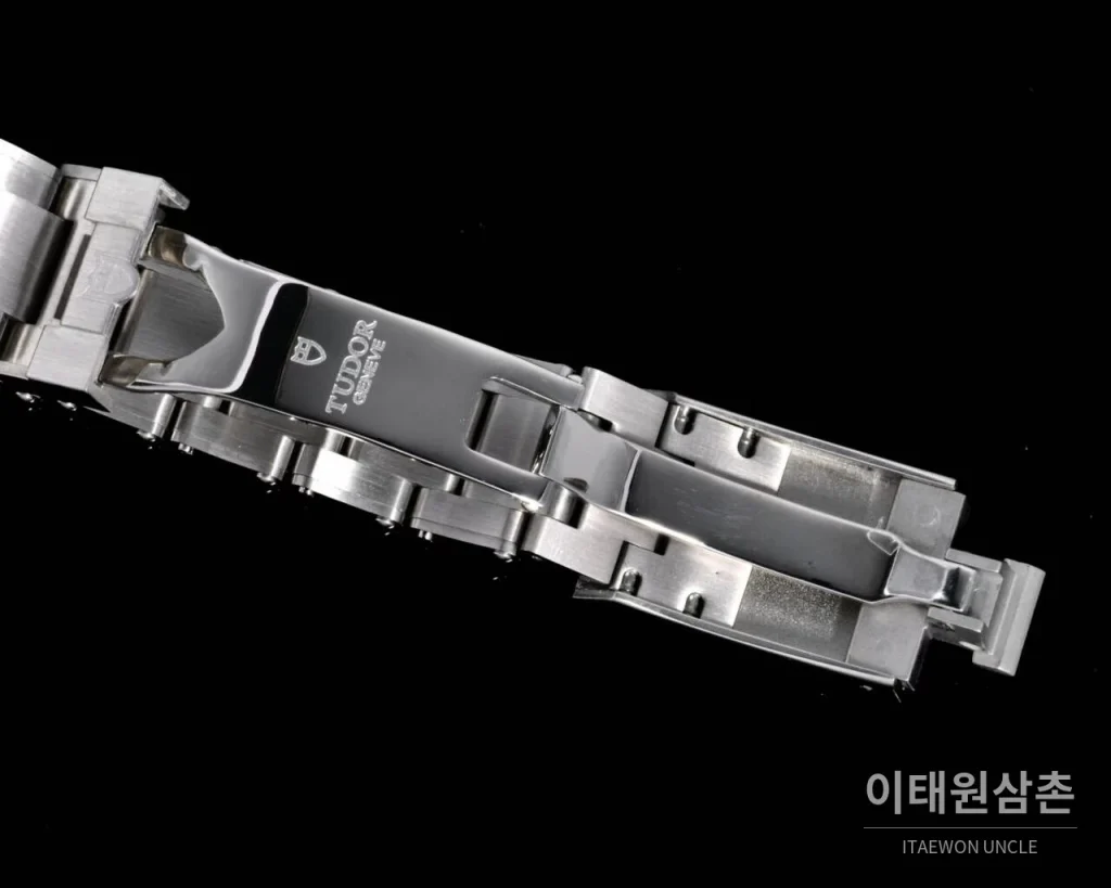 튜더 블랙베이 프로 GMT 스틸 아이보리/블랙 다이얼 오토매틱 39mm 아이보리 / 블랙