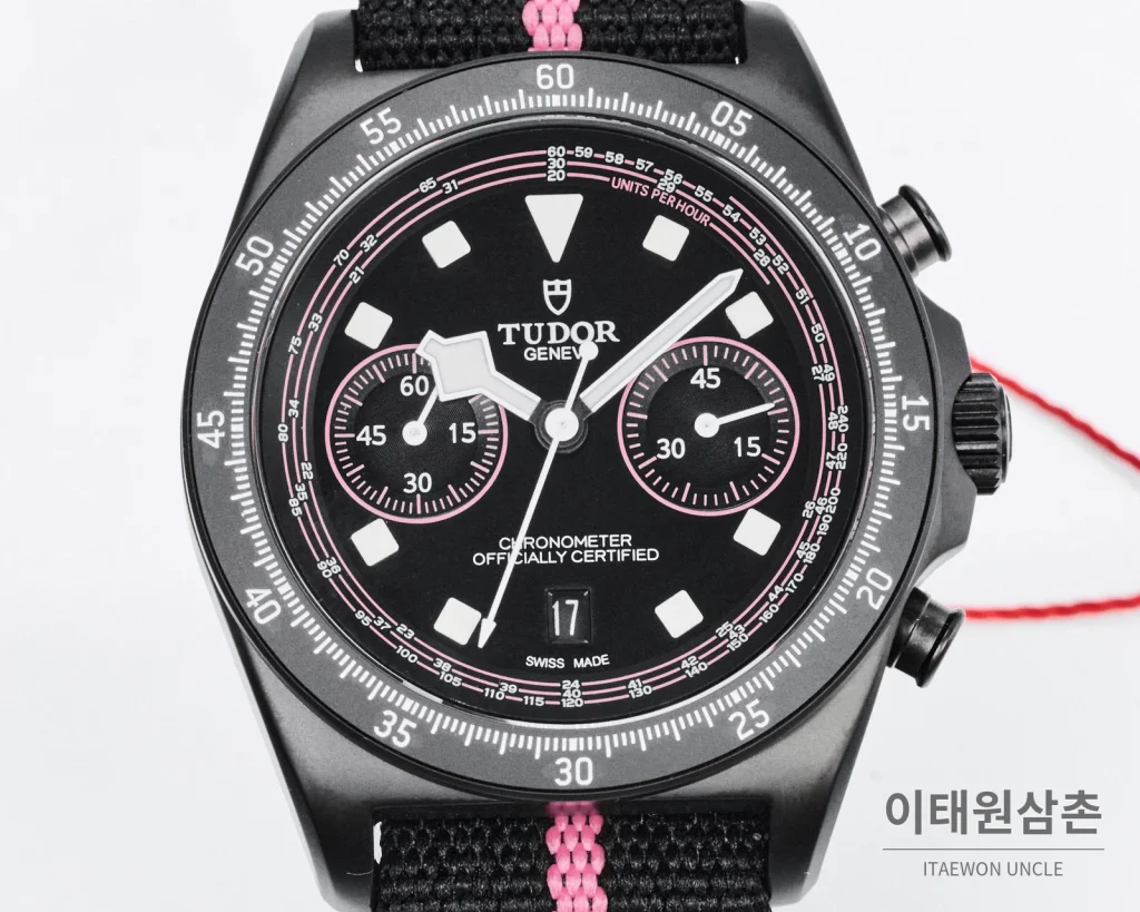 튜더 펠리컨 크로노그래프 오토매틱 43mm 블랙 다이얼 핑크 나일론 스트랩