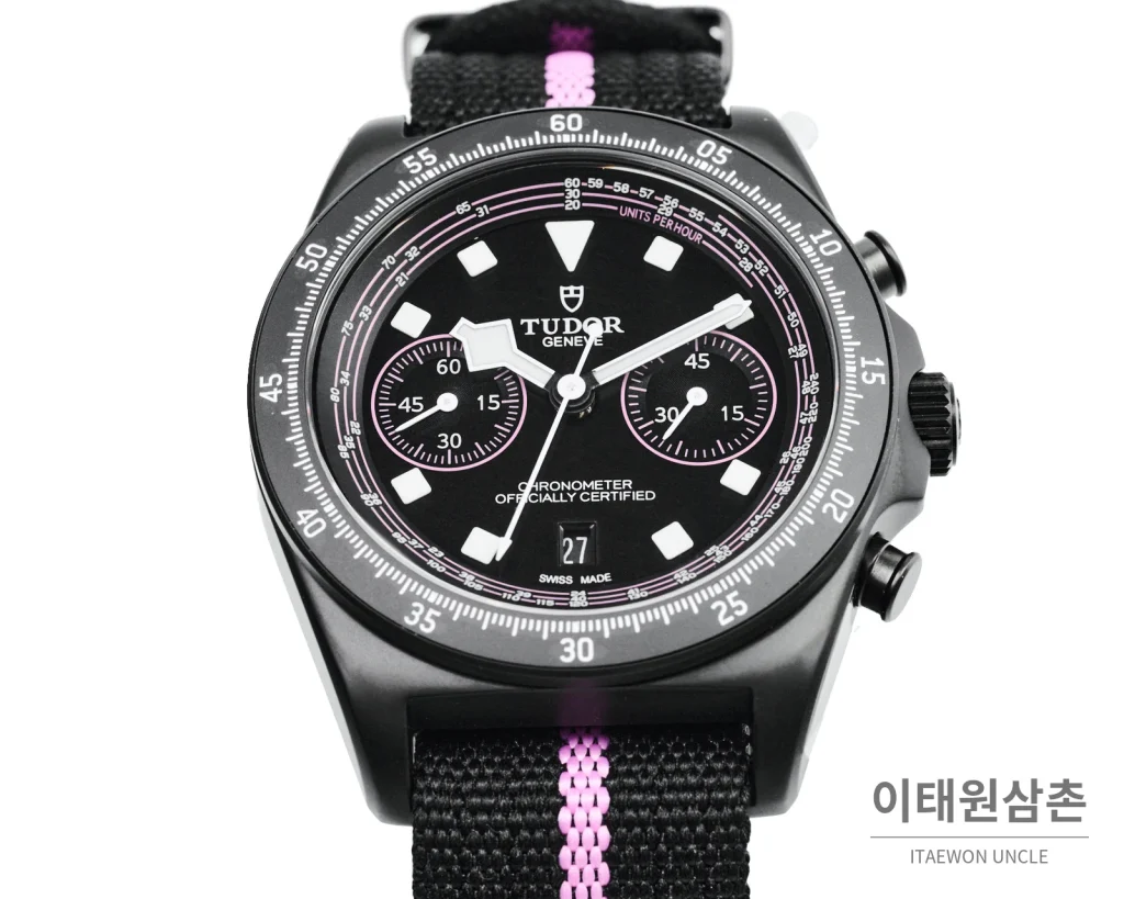 튜더 펠리컨 크로노그래프 오토매틱 43mm 블랙 다이얼 핑크 나일론 스트랩