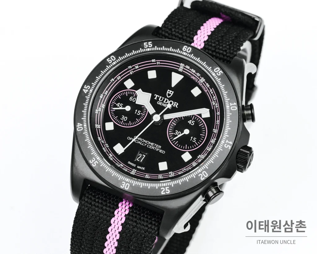 튜더 펠리컨 크로노그래프 오토매틱 43mm 블랙 다이얼 핑크 나일론 스트랩