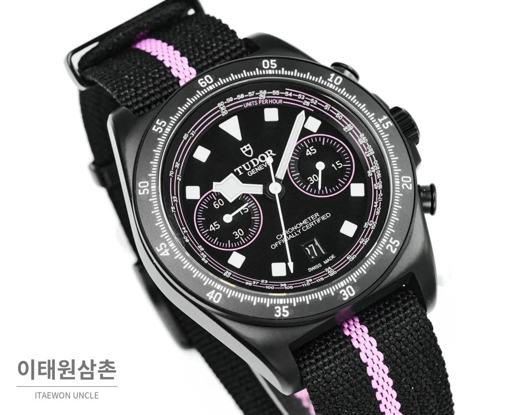 튜더 펠리컨 크로노그래프 오토매틱 43mm 블랙 다이얼 핑크 나일론 스트랩