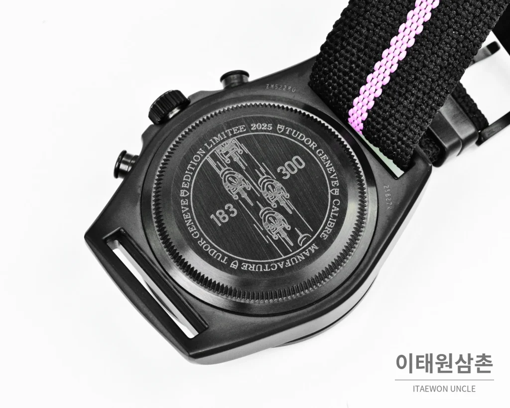 튜더 펠리컨 크로노그래프 오토매틱 43mm 블랙 다이얼 핑크 나일론 스트랩