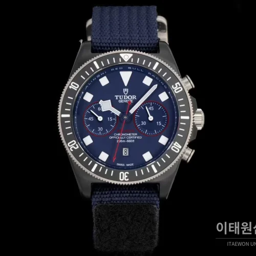 튜더 펠라고스 FXD 카본 블루다이얼 크로노그래프 데이데이트 오토매틱 43mm 튜더 펠라고스 FXD 카본 블루다이얼 크로노그래프 데이데이트 오토매틱 43mm 네이비 나일론 스트랩 그레이 베젤