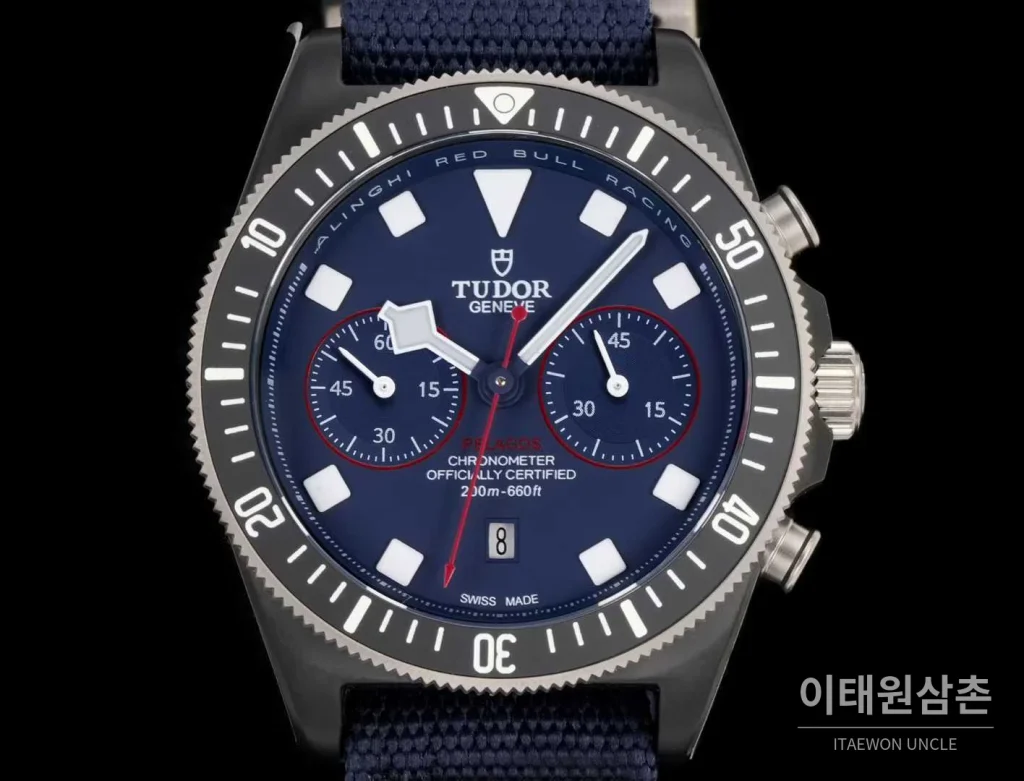 튜더 펠라고스 FXD 카본 블루다이얼 크로노그래프 데이데이트 오토매틱 43mm 네이비 나일론 스트랩 그레이 베젤