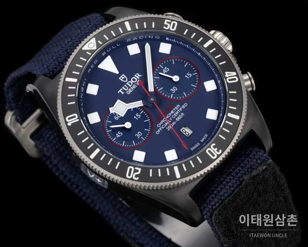 튜더 펠라고스 FXD 카본 블루다이얼 크로노그래프 데이데이트 오토매틱 43mm 네이비 나일론 스트랩 그레이 베젤