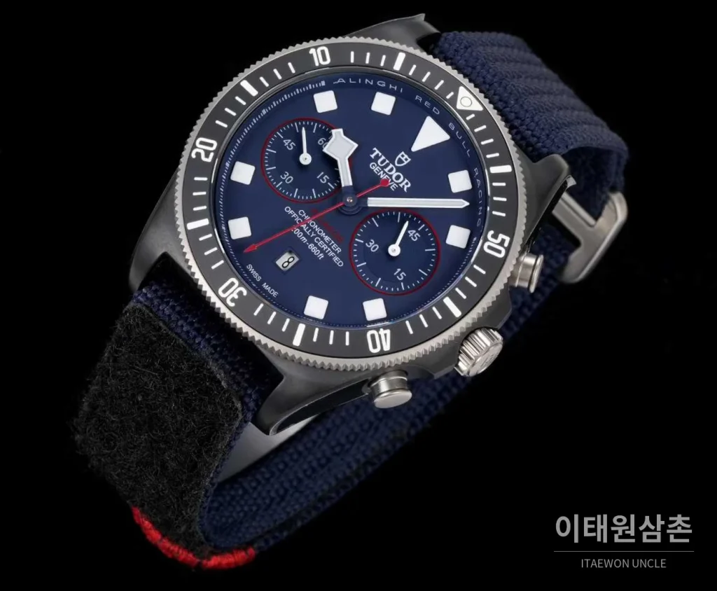 튜더 펠라고스 FXD 카본 블루다이얼 크로노그래프 데이데이트 오토매틱 43mm 네이비 나일론 스트랩 그레이 베젤