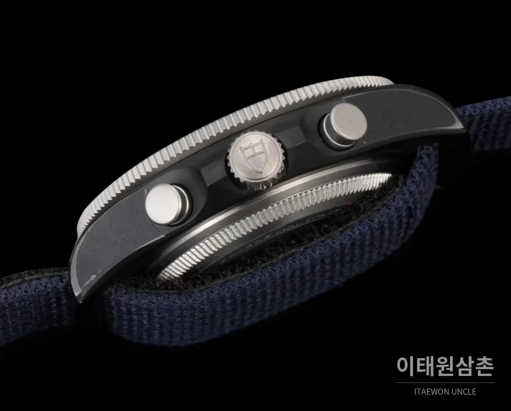 튜더 펠라고스 FXD 카본 블루다이얼 크로노그래프 데이데이트 오토매틱 43mm 네이비 나일론 스트랩 그레이 베젤