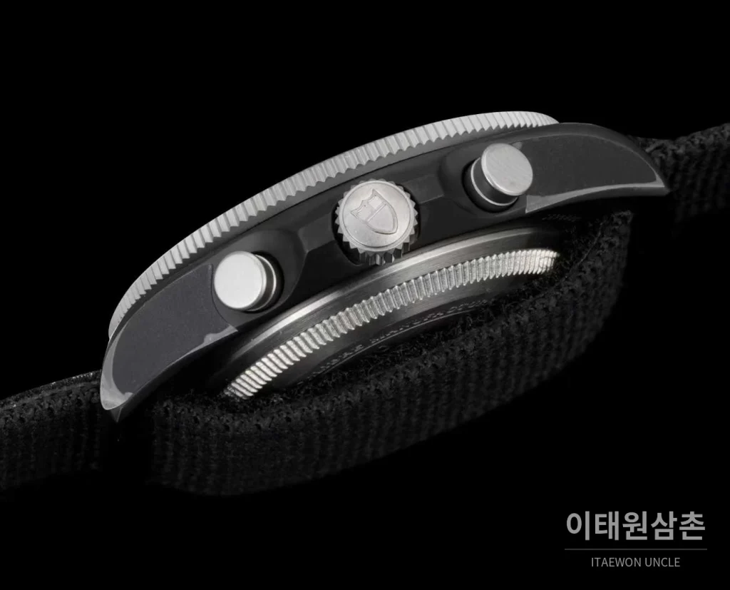 튜더 펠라고스 FXD 카본 블루다이얼 크로노그래프 데이데이트 오토매틱 43mm 블랙 나일론 스트랩 그레이 베젤