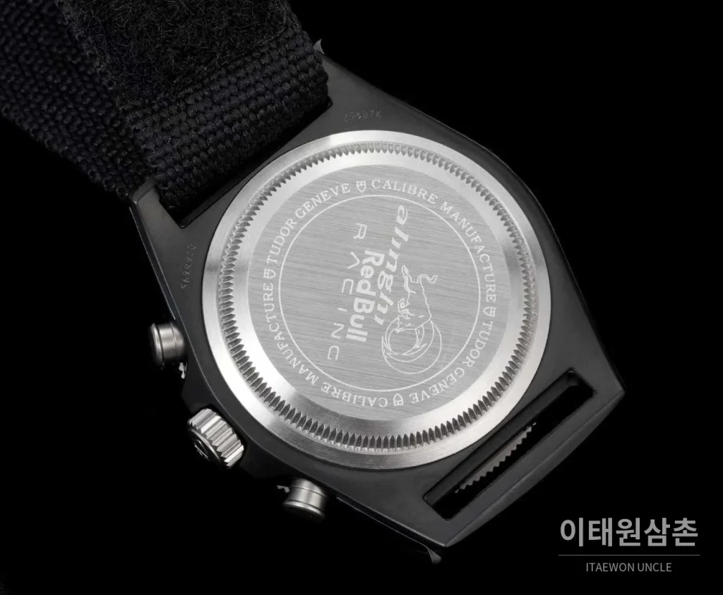 튜더 펠라고스 FXD 카본 블루다이얼 크로노그래프 데이데이트 오토매틱 43mm 블랙 나일론 스트랩 그레이 베젤