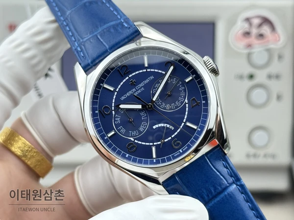 바쉐론콘스탄틴 피프티식스 데이데이트 네이비다이얼 카프스킨 오토매틱 40mm 바쉐론콘스탄틴 피프티식스 데이데이트 네이비다이얼 카프스킨 오토매틱 40mm