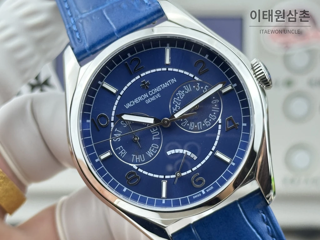 바쉐론콘스탄틴 피프티식스 데이데이트 네이비다이얼 카프스킨 오토매틱 40mm