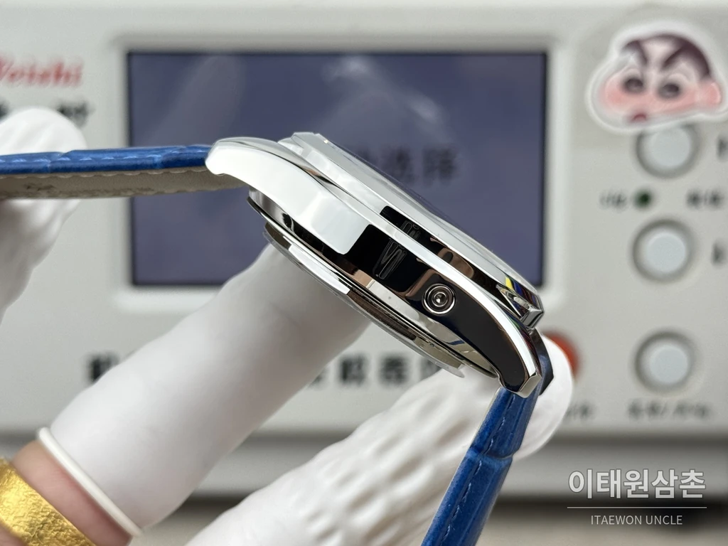 바쉐론콘스탄틴 피프티식스 데이데이트 네이비다이얼 카프스킨 오토매틱 40mm