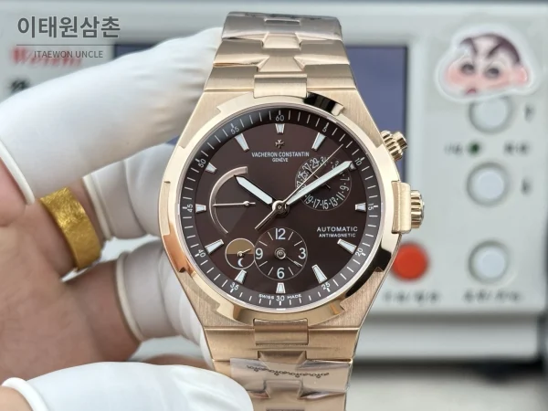 바쉐론콘스탄틴 오버시즈 듀얼타임 파워리저브 오토매틱 42mm 블루 로즈골드 브레이슬릿 로즈골드 케이스 (2) 바쉐론콘스탄틴 오버시즈 듀얼타임 파워리저브 오토매틱 42mm 블루 로즈골드 브레이슬릿 로즈골드 케이스 (2)