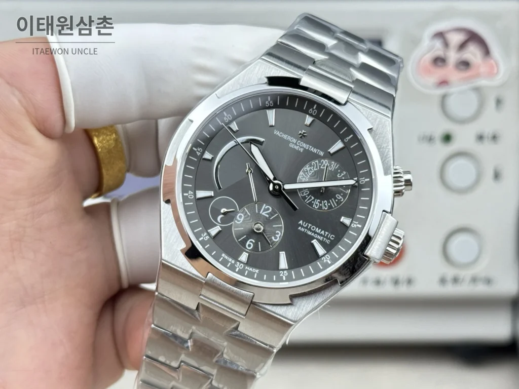 바쉐론콘스탄틴 오버시즈 듀얼타임 파워리저브 오토매틱 42mm 블루 스틸 브레이슬릿 (4)
