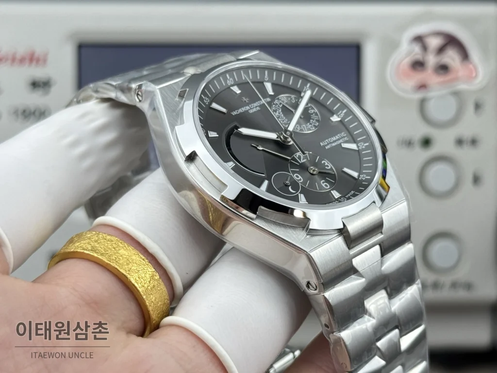 바쉐론콘스탄틴 오버시즈 듀얼타임 파워리저브 오토매틱 42mm 블루 스틸 브레이슬릿 (4)