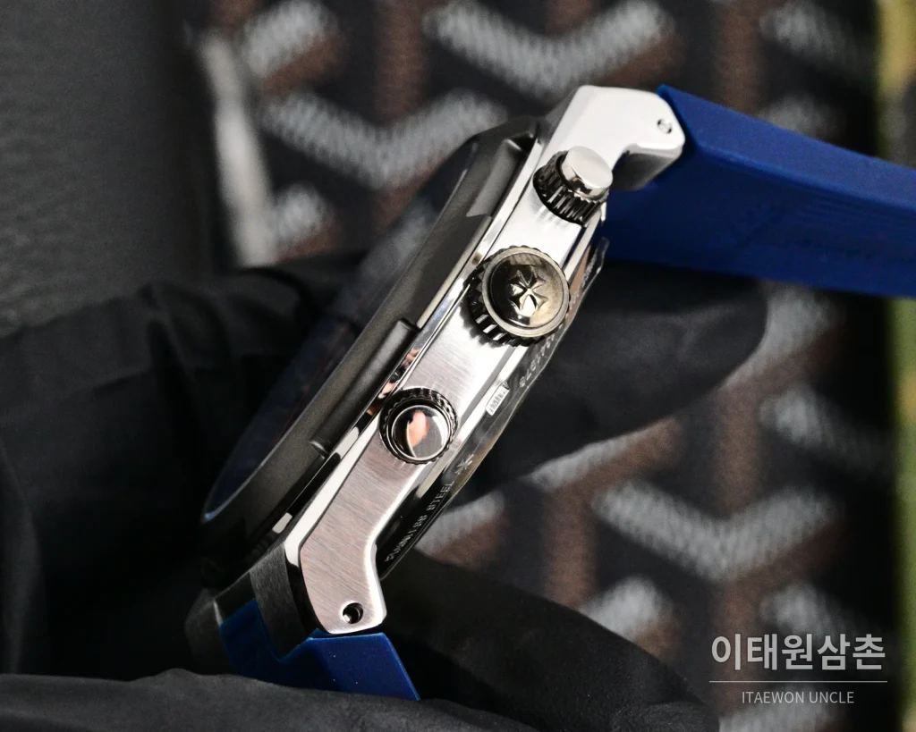 바쉐론콘스탄틴 오버시즈 투르비용 42.5mm 네이비 다이얼 블루 러버 스트랩