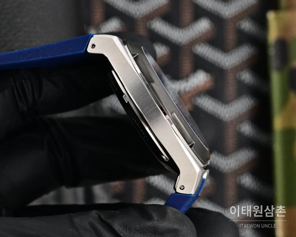 바쉐론콘스탄틴 오버시즈 투르비용 42.5mm 네이비 다이얼 블루 러버 스트랩