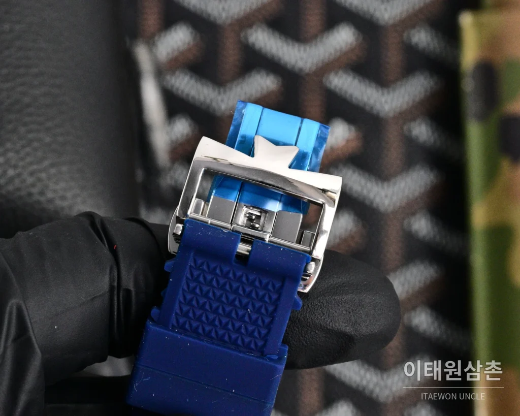 바쉐론콘스탄틴 오버시즈 투르비용 42.5mm 네이비 다이얼 블루 러버 스트랩