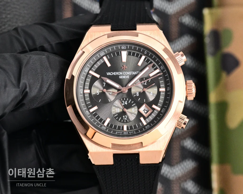 바쉐론콘스탄틴 오버시즈 투르비용 오토매틱 42.5mm 화이트 다이얼 브라운 러버 스트랩