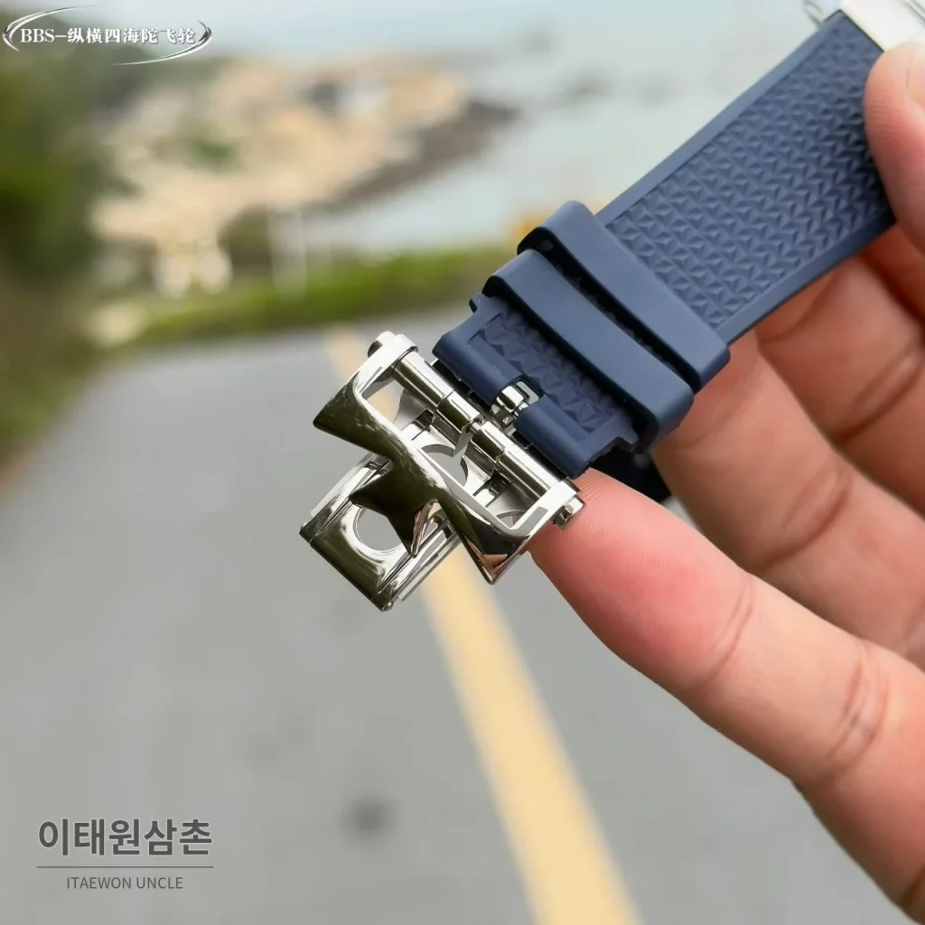 바쉐론콘스탄틴 오버시즈 투르비용 블루다이얼 스틸 오토매틱 42.5mm 네이비 러버 스트랩