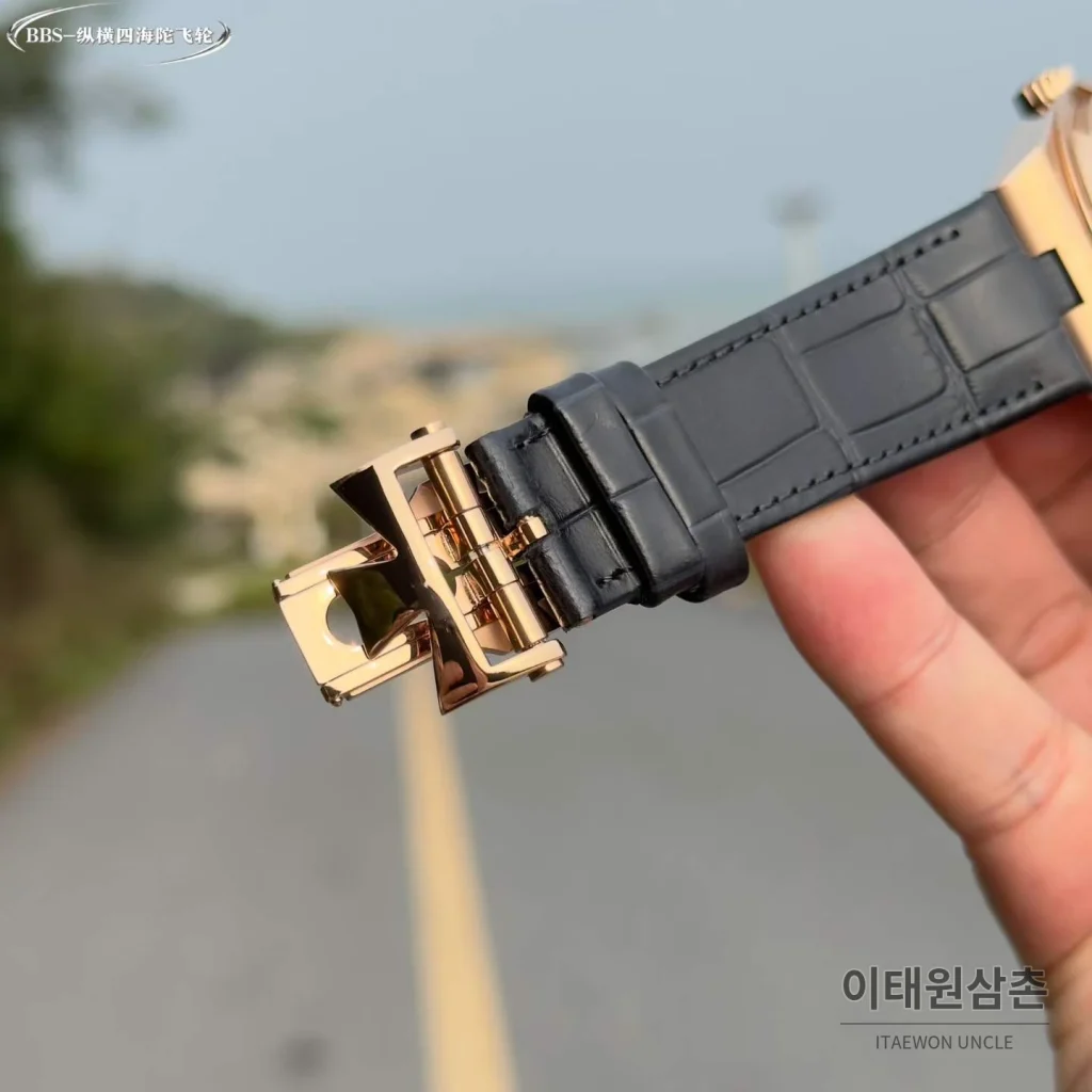 바쉐론콘스탄틴 오버시즈 투르비용 블루다이얼 스틸 오토매틱 42.5mm 네이비 가죽 스트랩