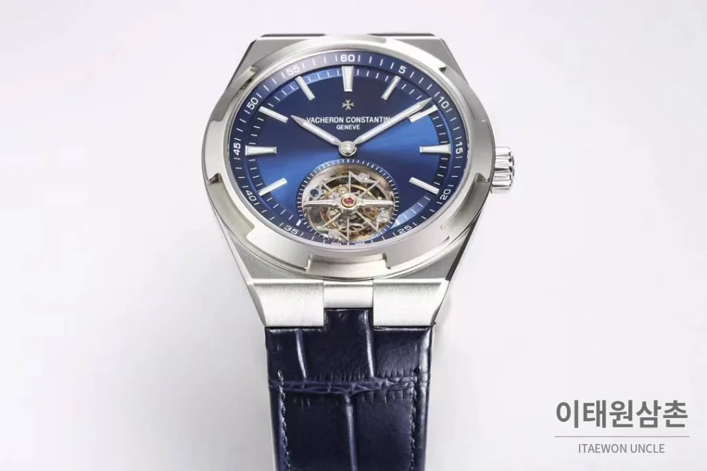 바쉐론콘스탄틴 콘스탄틴 오버시즈 투르비용 블루 다이얼 오토매틱 42.5mm 네이비 가죽 스트랩