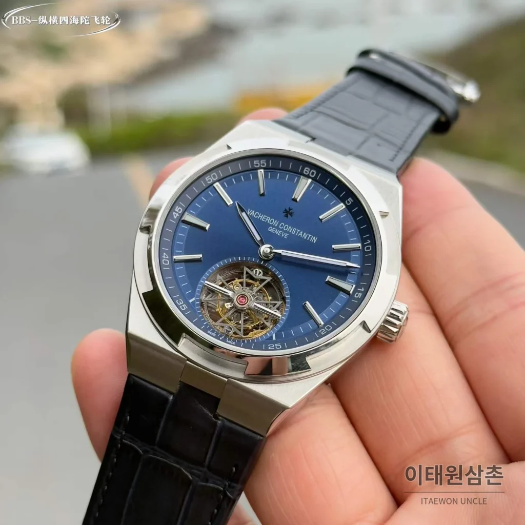 바쉐론콘스탄틴 오버시즈 투르비용 블루다이얼 스틸 오토매틱 42.5mm 블랙 가죽 스트랩