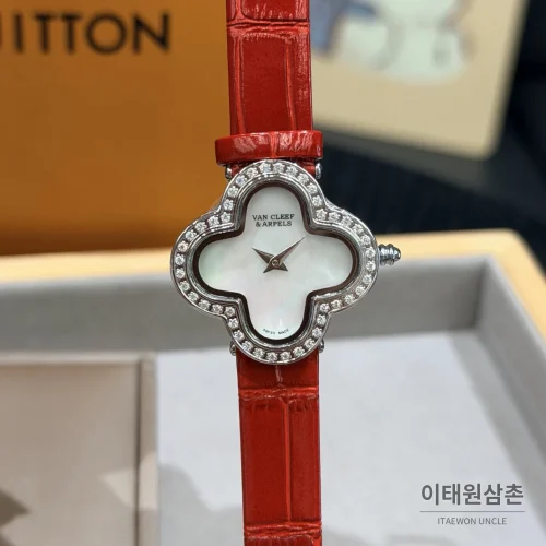 반클리프아펠 알함브라 자개다이얼 스톤세팅 쿼츠 여성시계 30mm 화이트 레드 가죽 스트랩 반클리프아펠 알함브라 자개다이얼 스톤세팅 쿼츠 여성시계 30mm 화이트 레드 가죽 스트랩