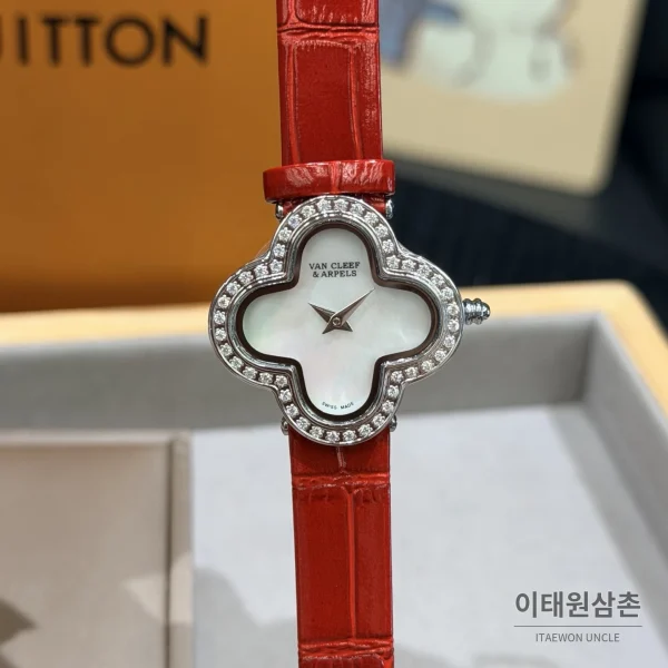 반클리프아펠 알함브라 자개다이얼 스톤세팅 쿼츠 여성시계 30mm 화이트 레드 가죽 스트랩 반클리프아펠 알함브라 자개다이얼 스톤세팅 쿼츠 여성시계 30mm 화이트 레드 가죽 스트랩