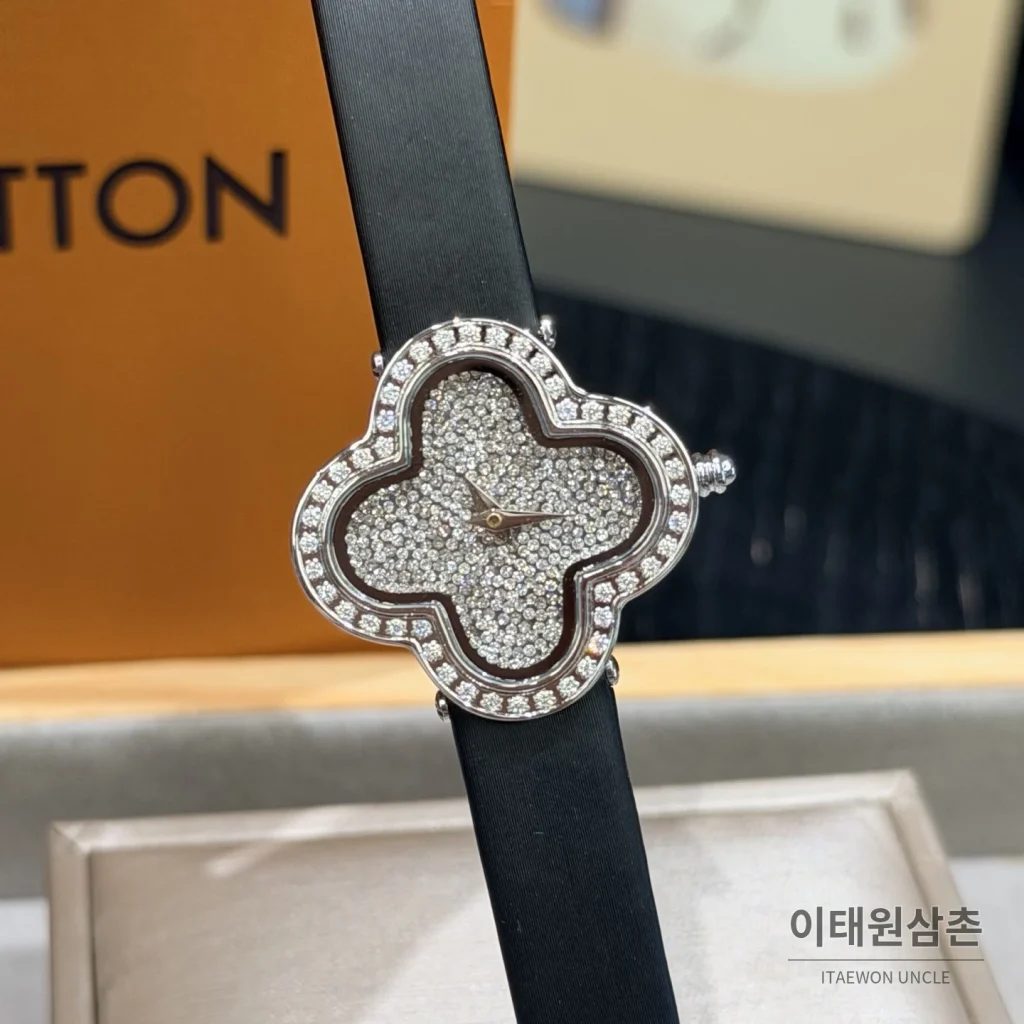 반클리프아펠 알함브라 자개다이얼 스톤세팅 쿼츠 여성시계 30mm 화이트 블랙 가죽 스트랩
