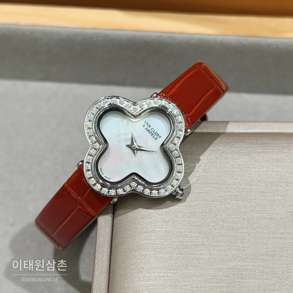 반클리프아펠 알함브라 자개다이얼 스톤세팅 쿼츠 여성시계 30mm 화이트 레드 가죽 스트랩
