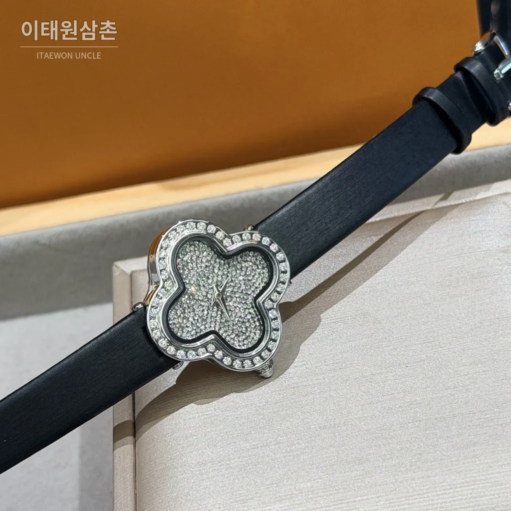 반클리프아펠 알함브라 자개다이얼 스톤세팅 쿼츠 여성시계 30mm 화이트 블랙 가죽 스트랩